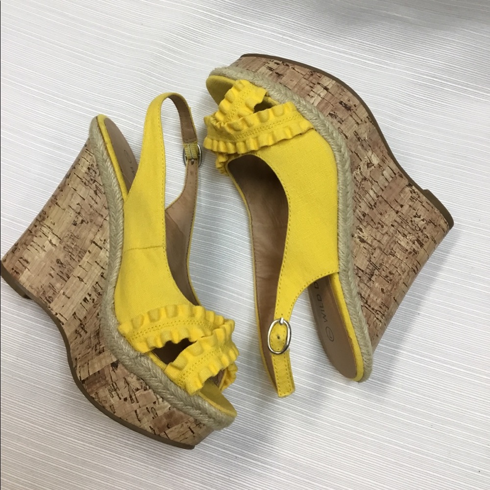Striking Yellow Platforms.  Wild Diva - Picture 2 of 6